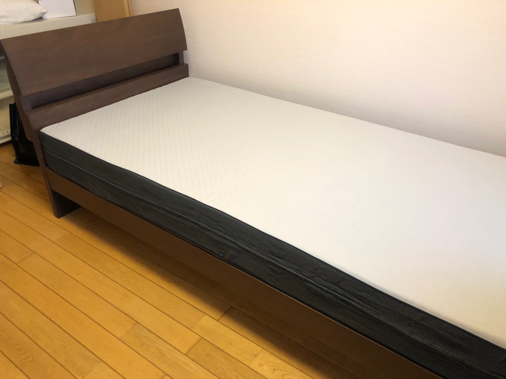 グループホームで新生活を始める方のためのベッド。