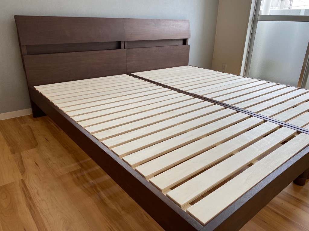 ベッドフレームは通気背の良い、床板すのこ仕様。すのこ板の厚さは2ｃｍありますので頑丈ですよ。