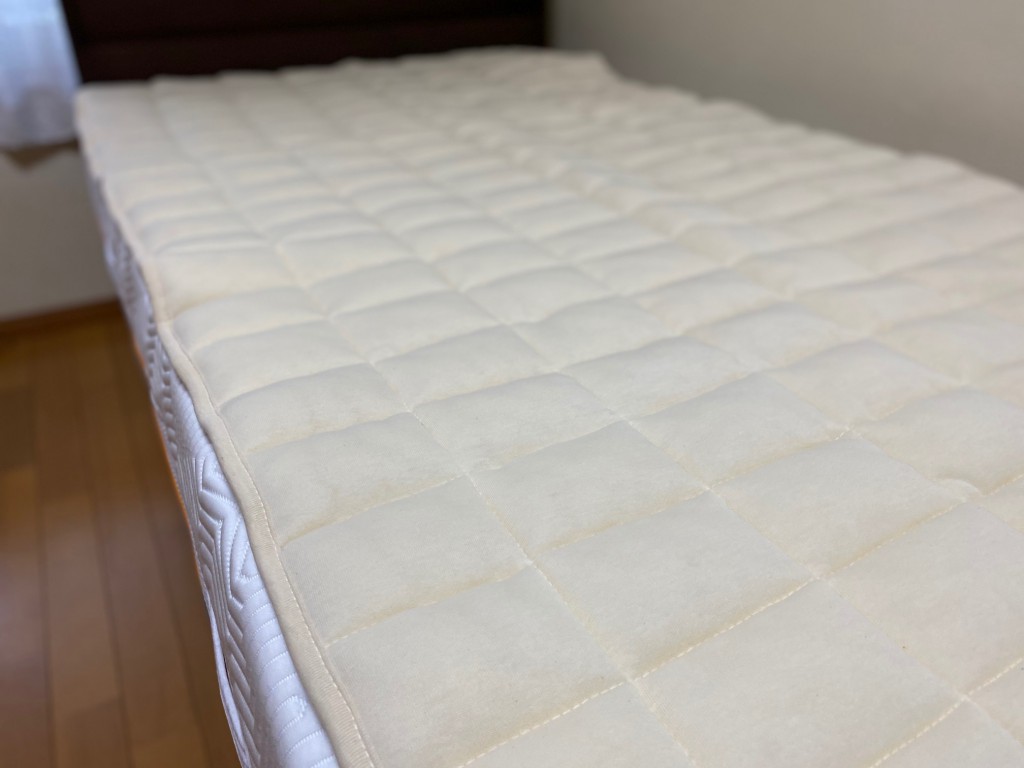 ゲルテックスクオンタムタッチ240にドイツ製ビラベック羊毛ベッドパッドを重ねます。