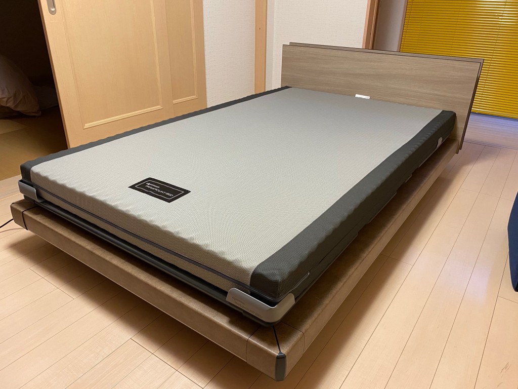パラマウントベッドの電動ベッド、インタイム1000のセミダブルサイズです。