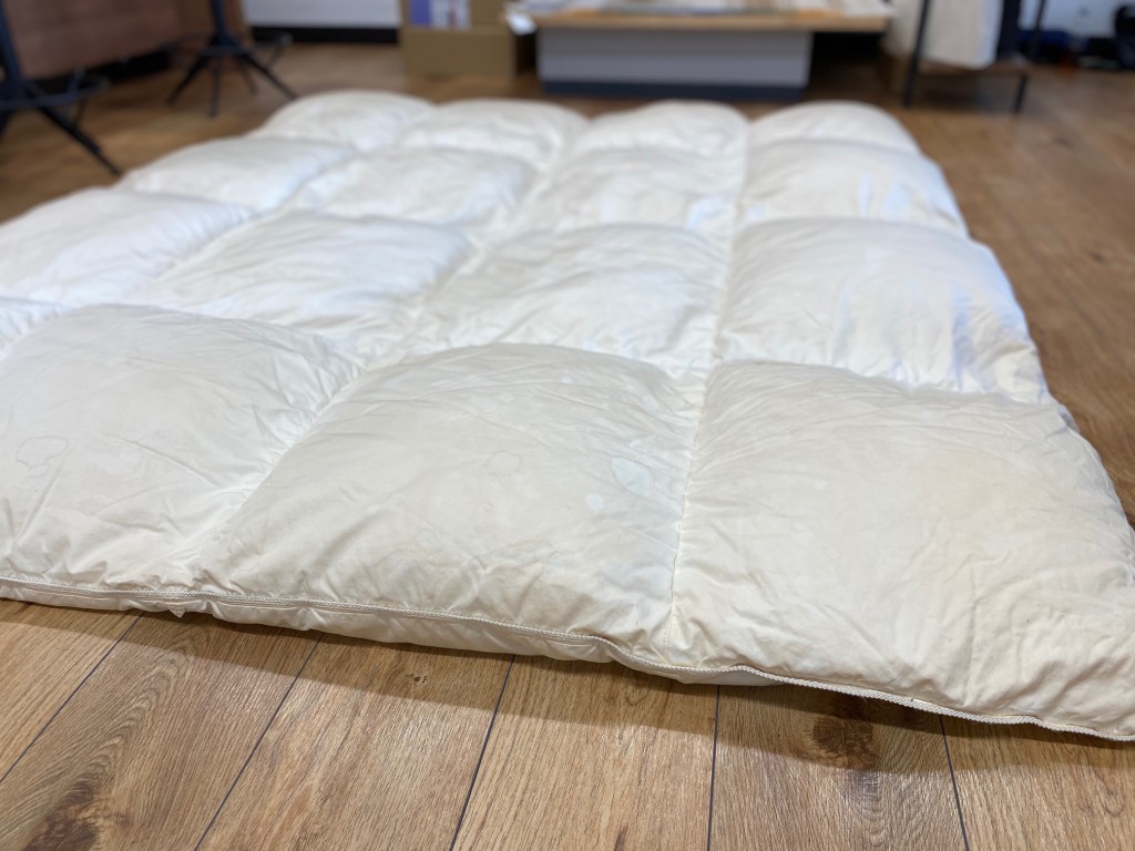 フランスベッドの羽毛布団をリフォームさせて頂きました。ダブルサイズからセミダブルサイズに直します。