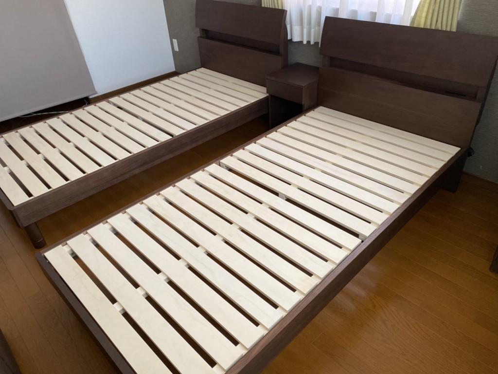 名古屋市名東区Y様邸にベッドフレームを納品です。ウォールナット材を使ったシンプルなデザイン。ヘッドボードにコンセントが付いており、使い勝手も良いですよ。