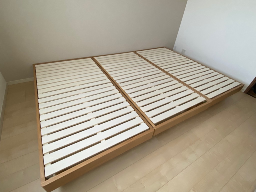 7畳にシングルベッド3台は余裕がありますね。両サイドにスペースができ、脚元も余裕があります。