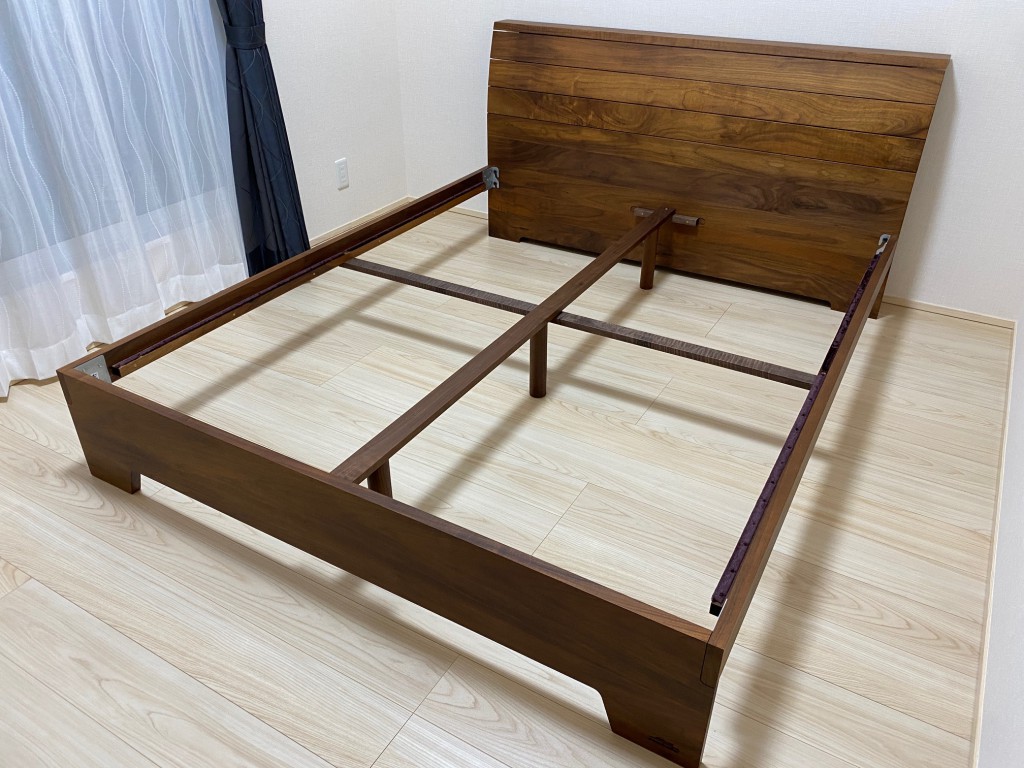 ウォールナット無垢材ベッドフレームは存在感が凄い！名古屋市緑区のO様宅に納品です。