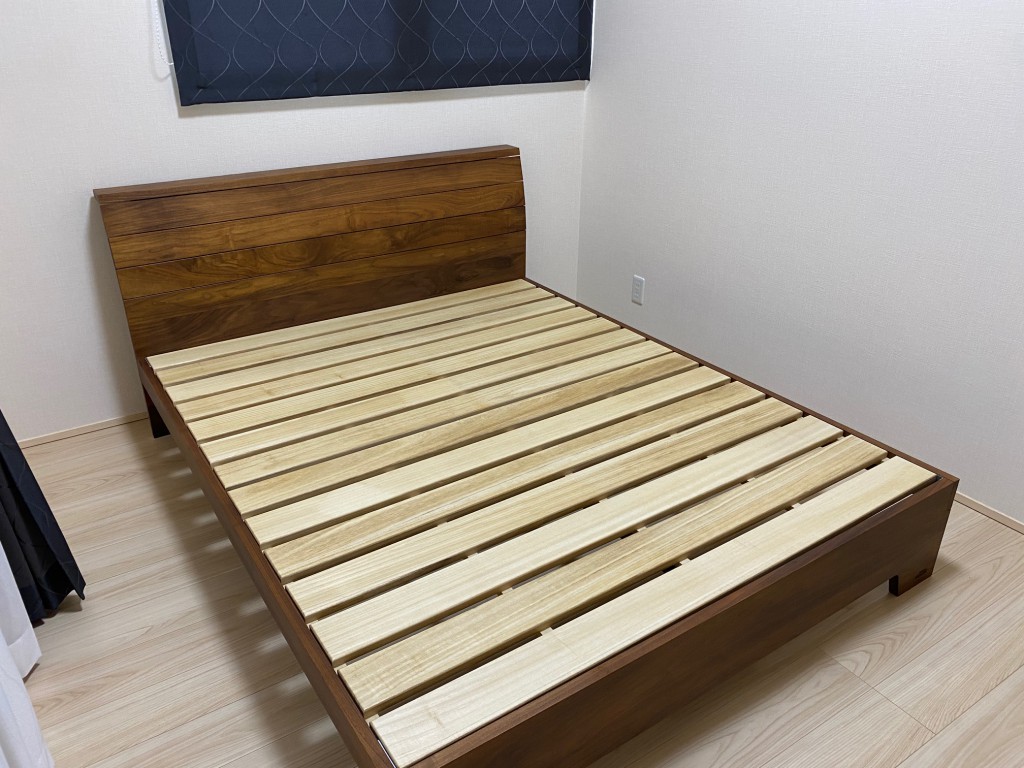 名古屋市緑区Ｏ様邸にお届けさせて頂いたクィーンサイズベッド。ウォールナット無垢材なのでとってもお洒落です！