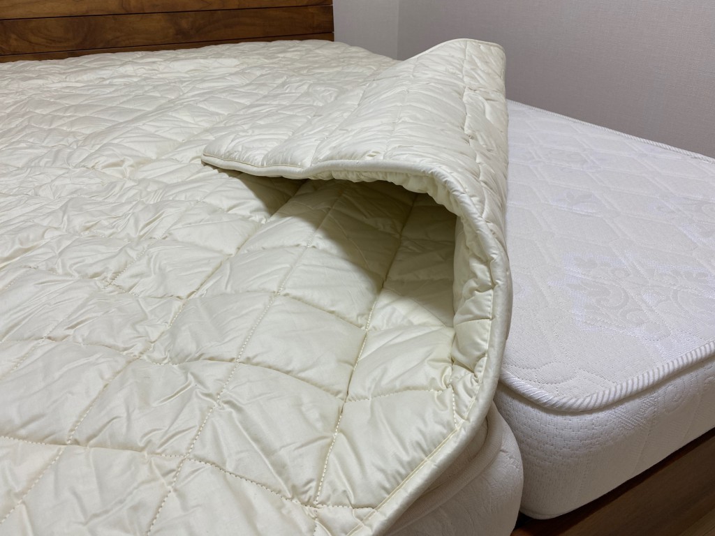 厚さ約4ｃｍある二層式羊毛ベッドパッド。睡眠ハウスたかはらオリジナルなので、サイズオーダーも自由自在ですよ！
