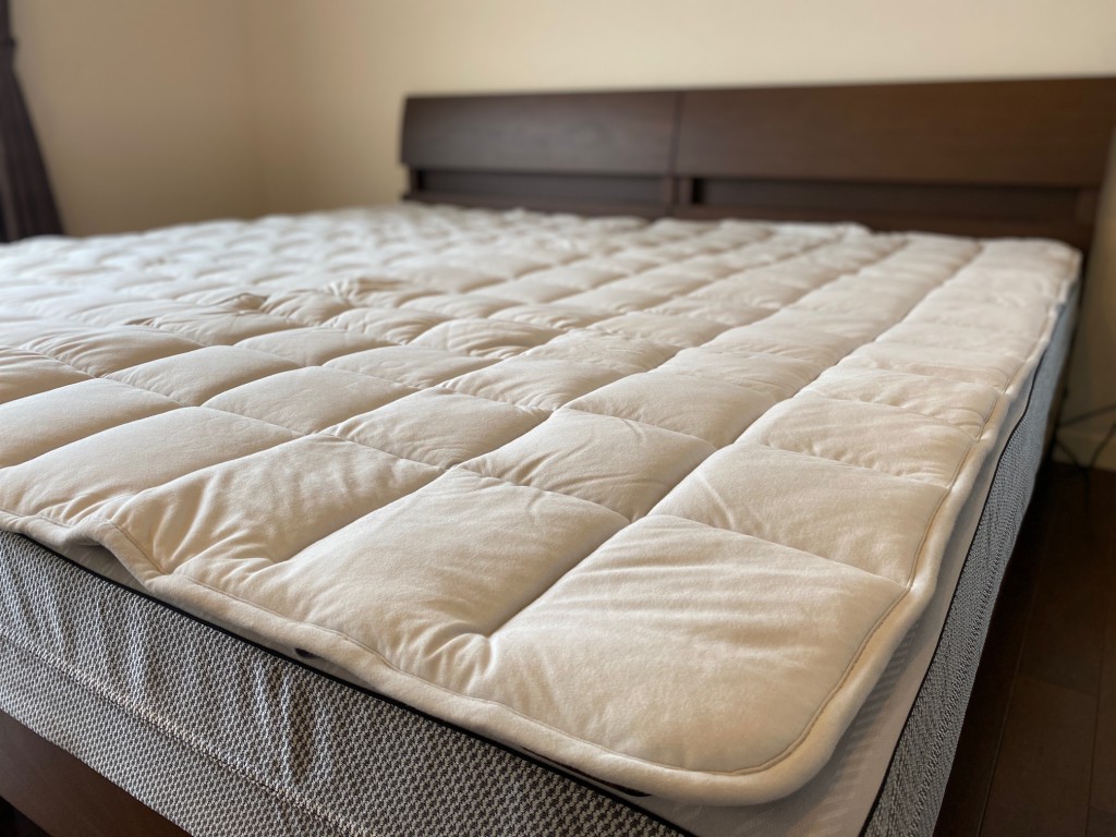 シングルサイズで1.5ｋｇ入りの厚手のウールベッドパッド。これがあるだけで、寝心地がグンと良くなります！湿気もコントロールしてくれます。
