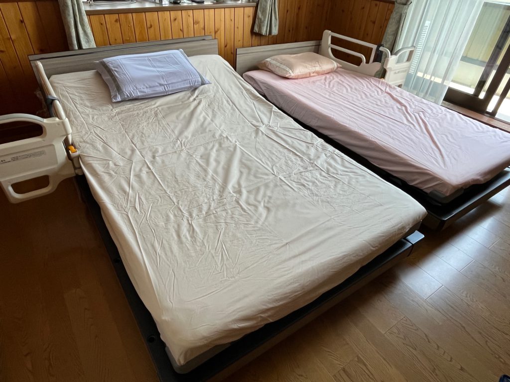 愛知県安城市O様邸に納品させて頂いた、インタイム1000電動リクライニングベッドです。パラマウントベッドの一番人気商品ですよ！