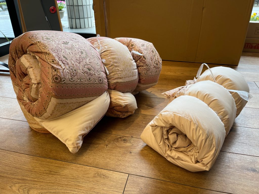 刈谷市S様、当店のHPをご覧になって羽毛布団リフォームのご相談。ご婚礼寝具ダブルサイズからセミダブルサイズの2枚合わせタイプに。